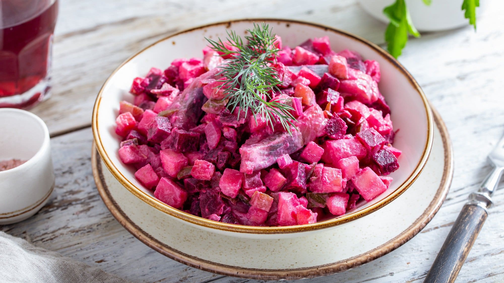 Eine Schale schwedischer Rote-Bete-Salat, auch Rödbetssalad genannt.