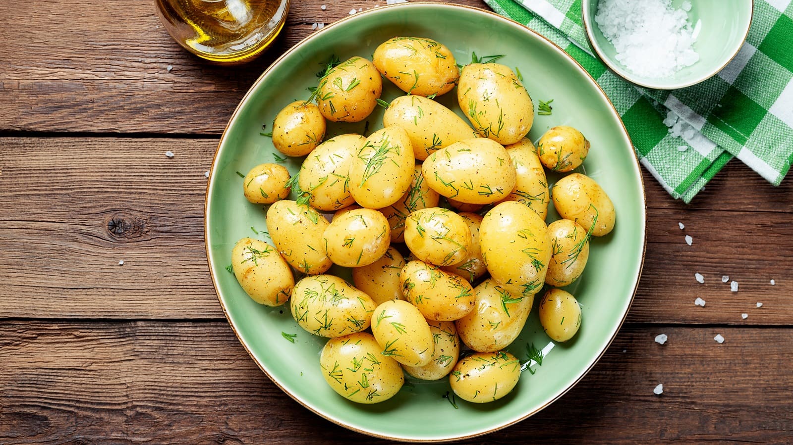 Ein grüner Teller mit ukrainischen Dill-Kartoffeln