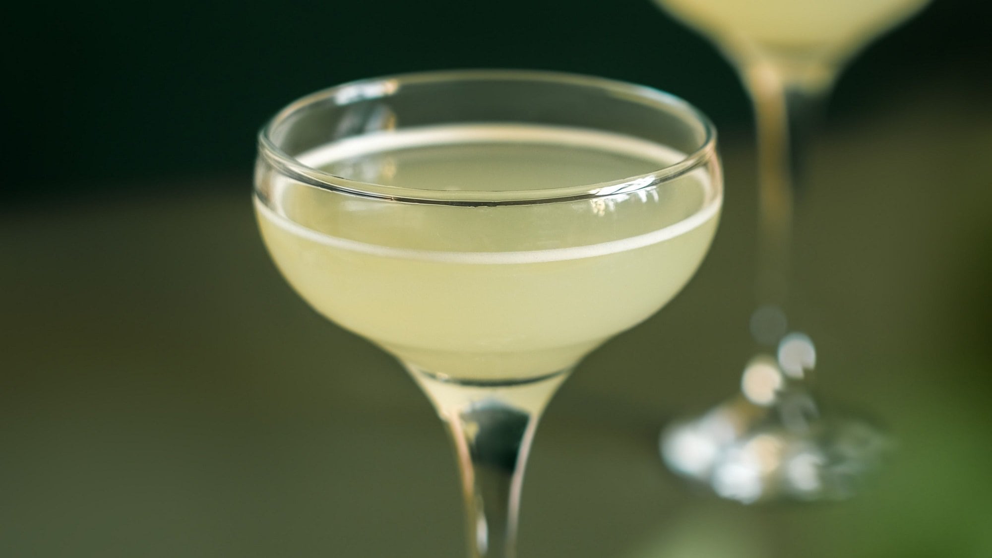 Ein Martiniglas mit einem Southside Cocktail.