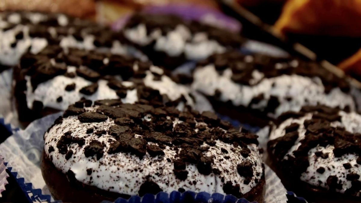 Oreo Cheesecake Cookiess auf Muffinpapierförmchen. Frontalansicht.