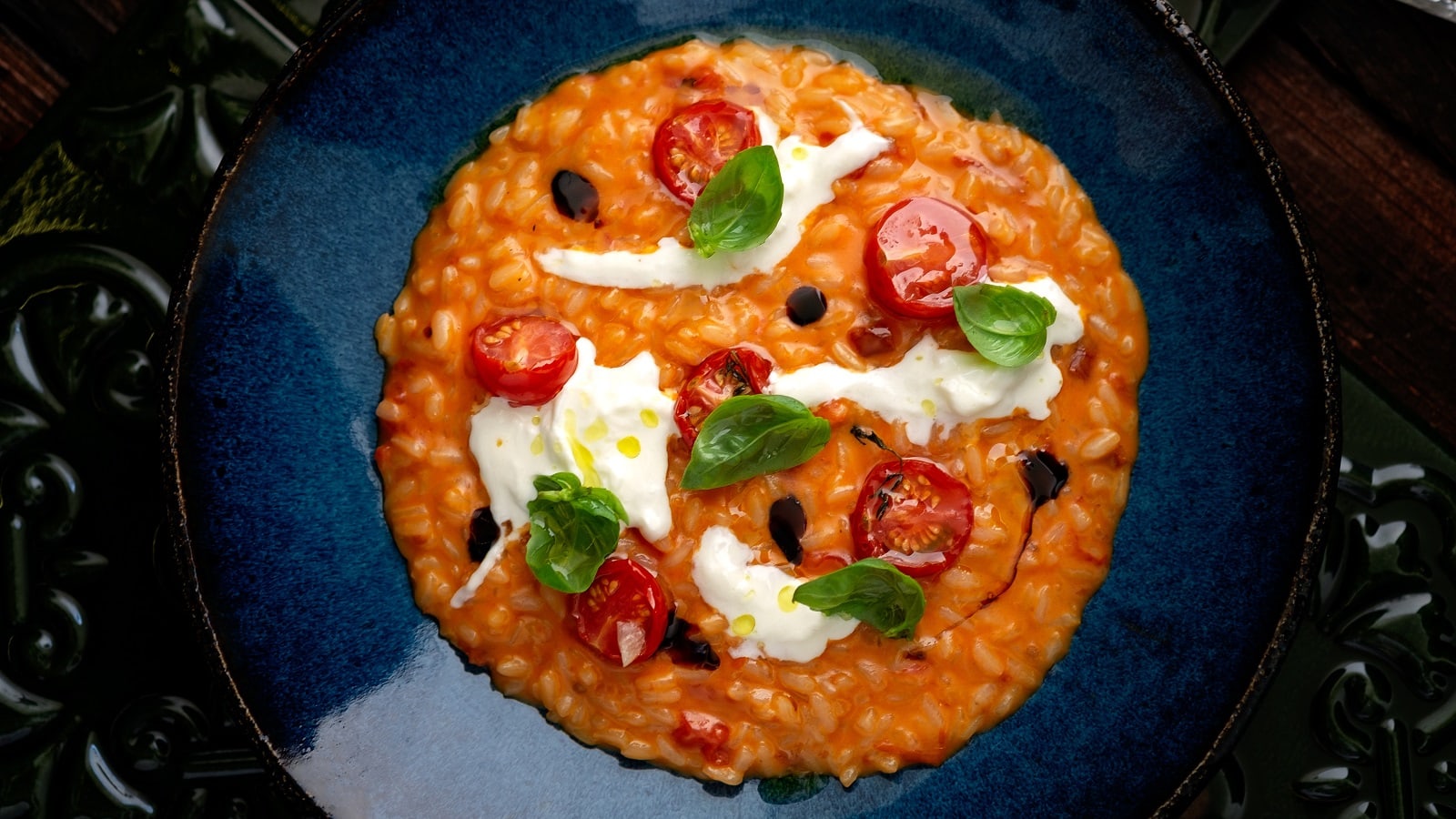 Ein blauer tiefer Teller mit Tomatencreme-Risotto.