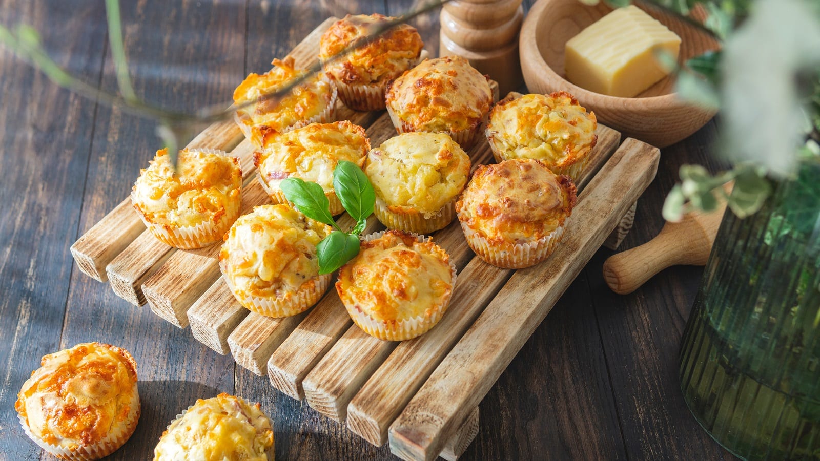 Ein Holzbrett mit Kartoffel-Muffins mit Käse.