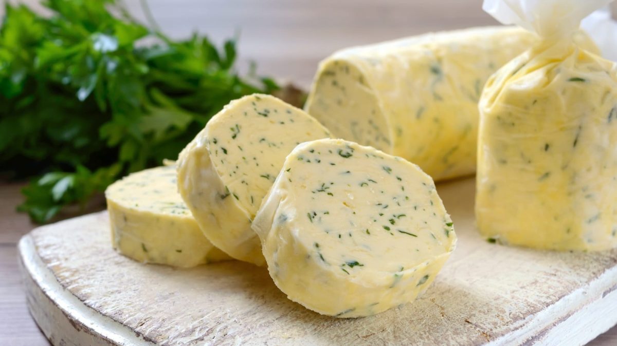 Koriander-Limetten-Butter: Erfrischende Kräuterbutter mal anders! - EAT ...