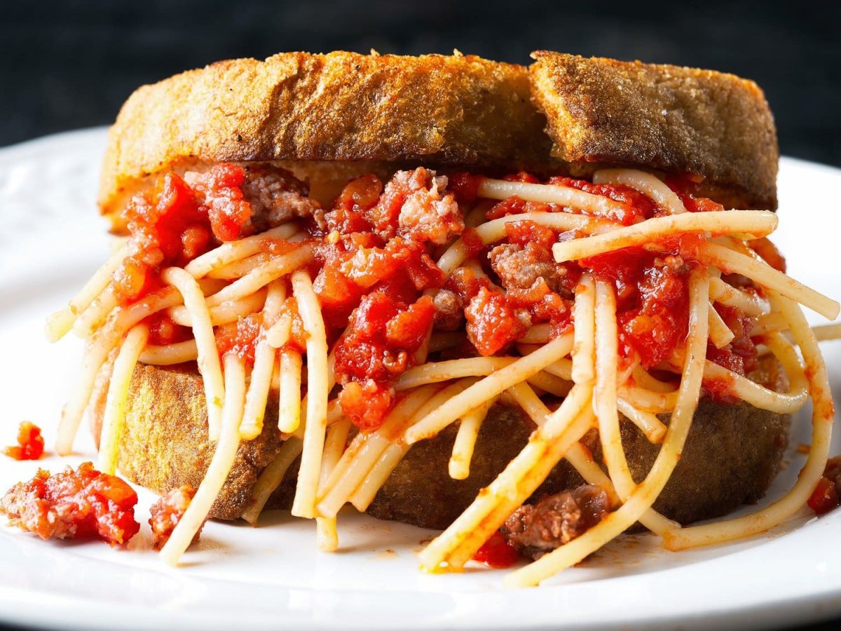 Ein Teller mit einem Spaghetti-Bolognese-Sandwich.