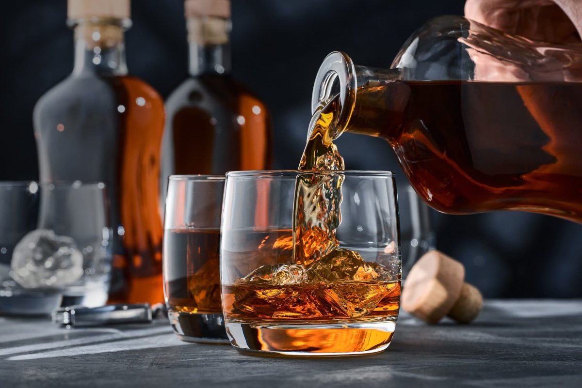 Spreeside Whisky Messe: Zwei Gläser Whisky, in das eine wird gerade solcher gegossen.