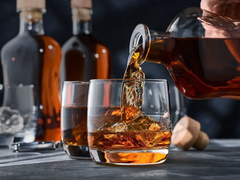 Spreeside Whisky Messe: Zwei Gläser Whisky, in das eine wird gerade solcher gegossen.