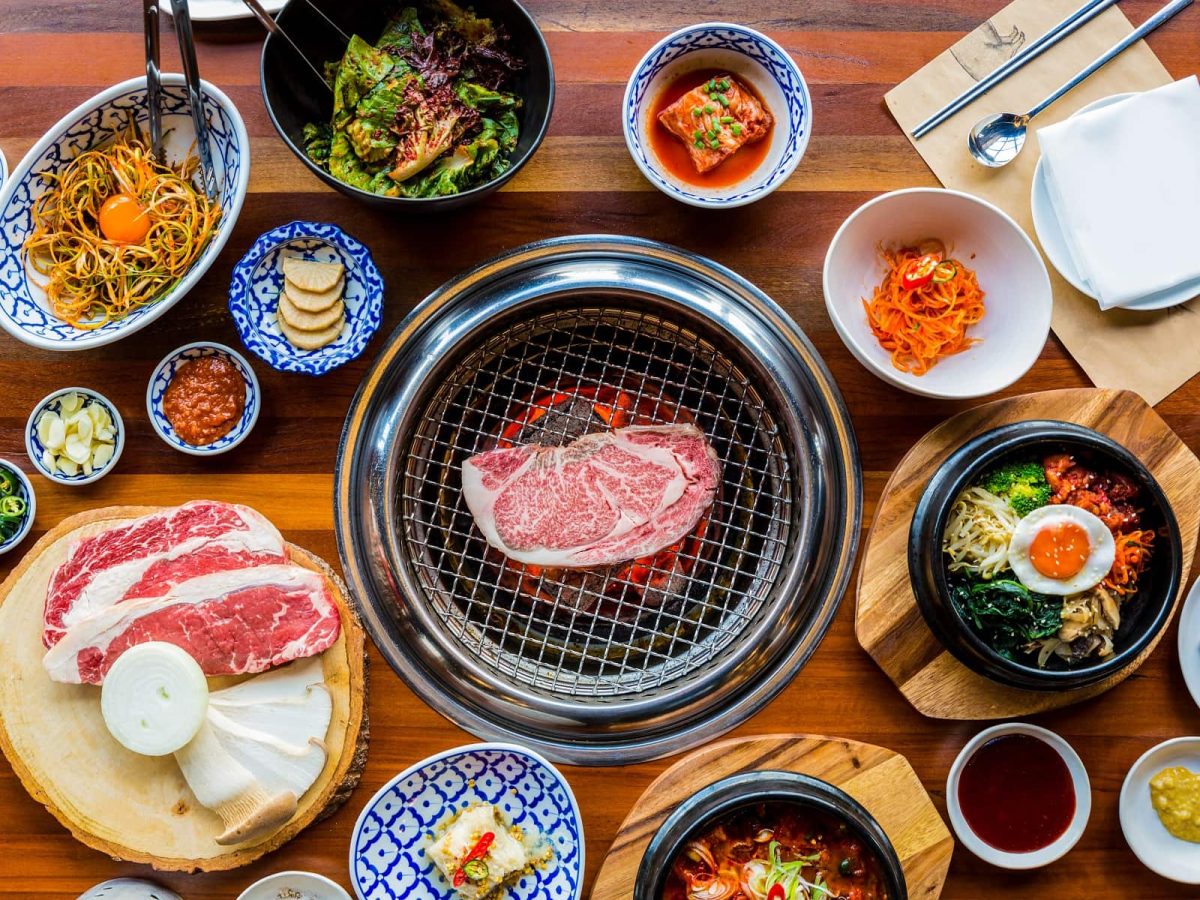 Ein Tisch mit koreanischem BBQ.