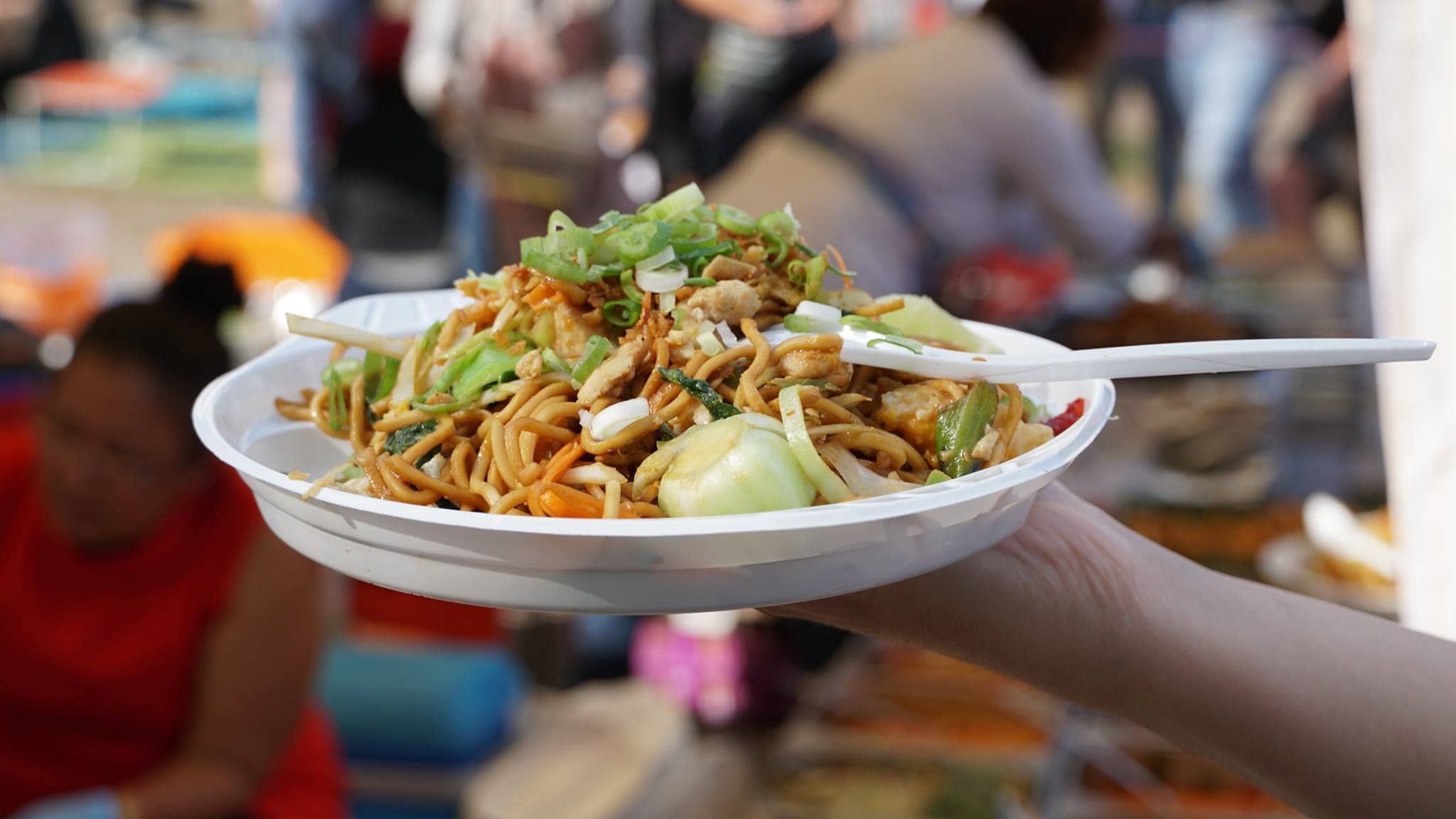Ein Plastikteller mit thailändischem Essen aus dem Thaipark Berlin, wo man draußen essen kann.