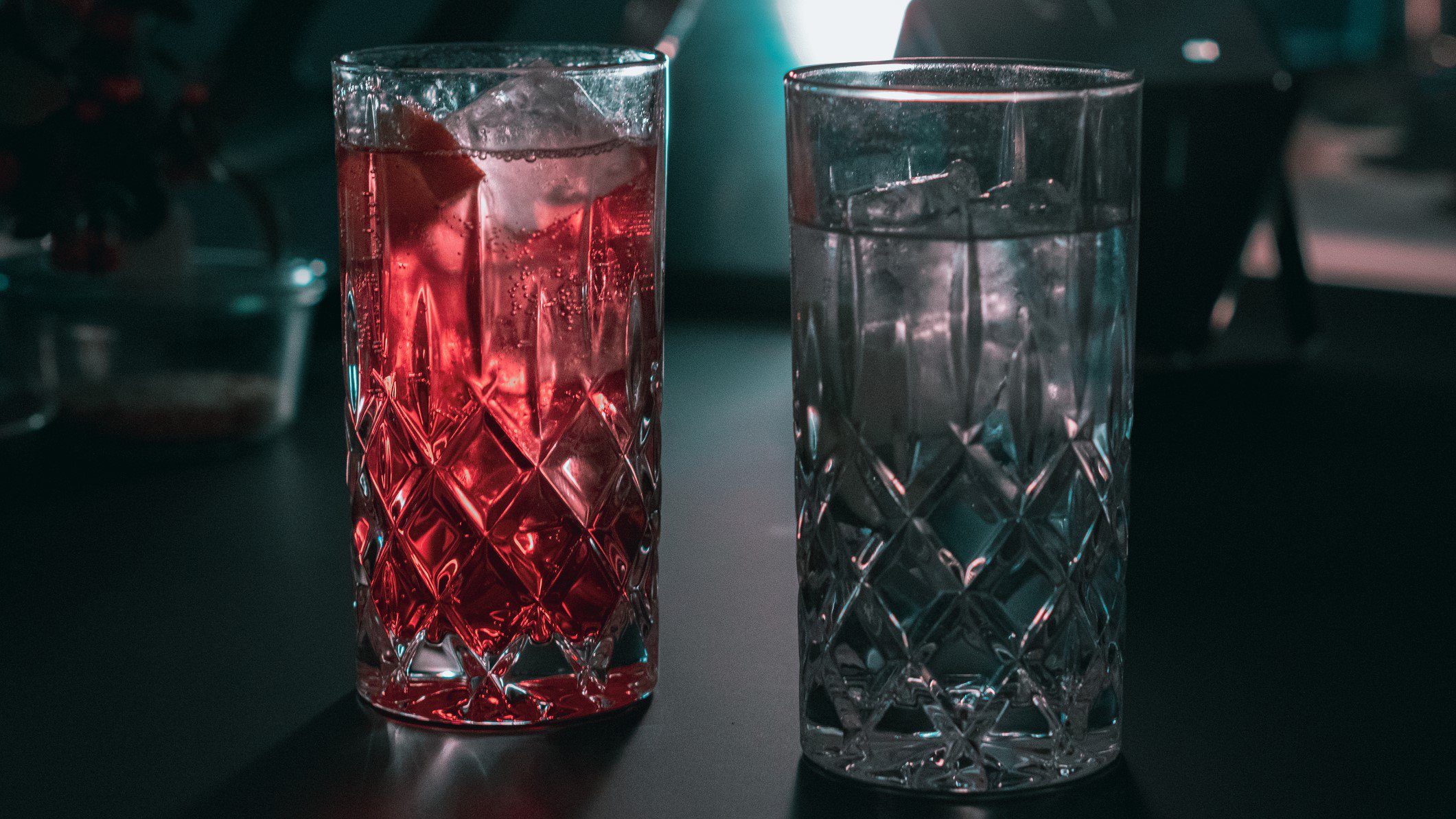 Belsazar Vermouth Tonic mit leerem Glas auf einer Bar. Frontalansicht