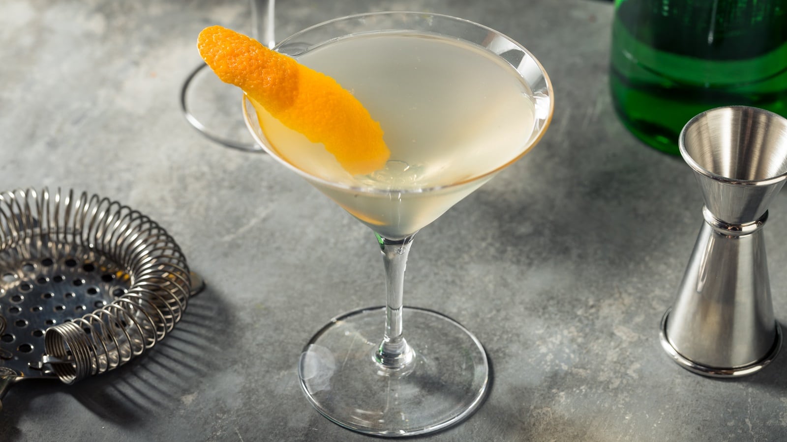 Ein Martinilas mit Honigzitronen-Soju-Cocktail