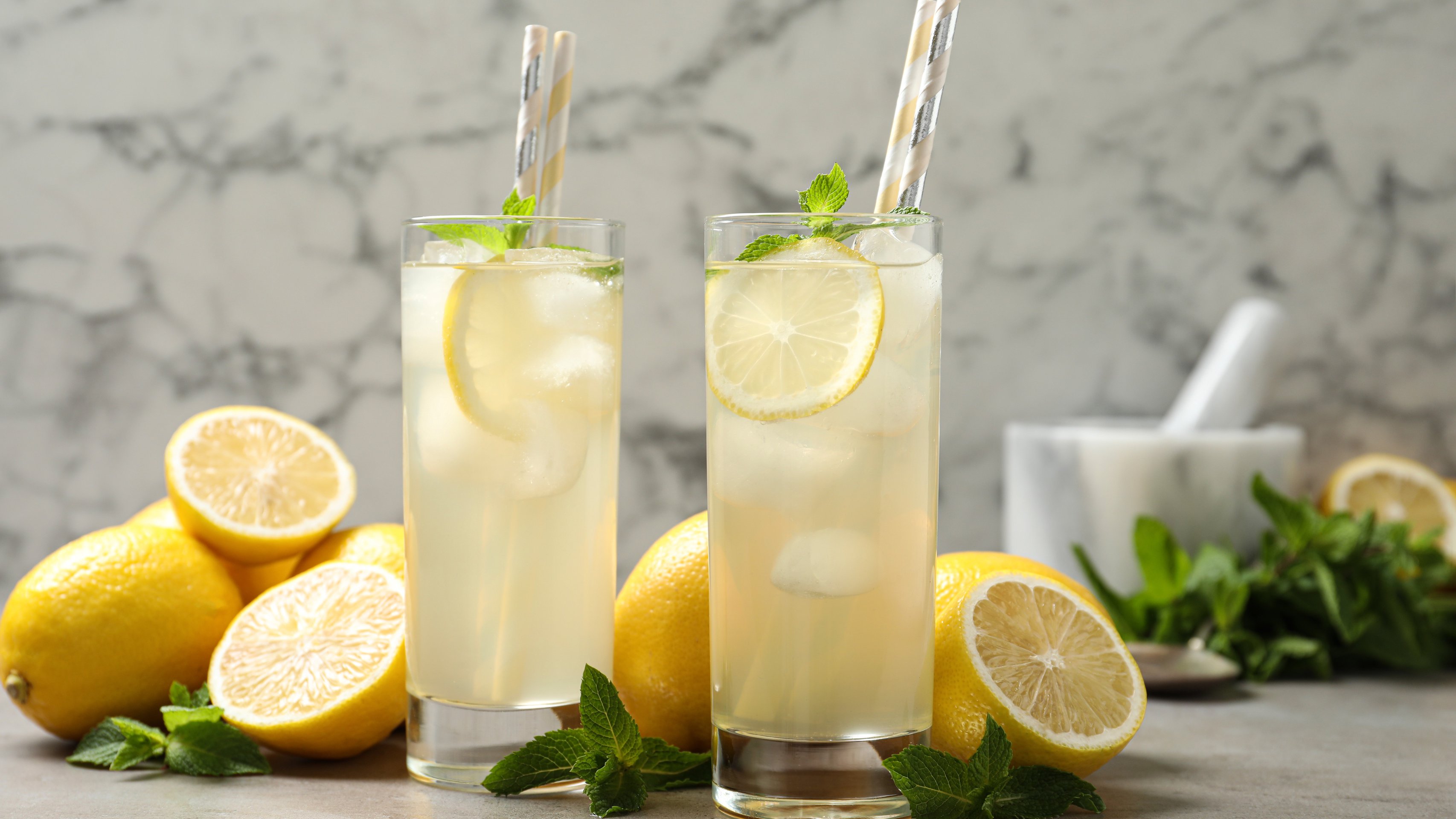 Zwei Gläser mit Lillet Lemon auf einem Holztisch.