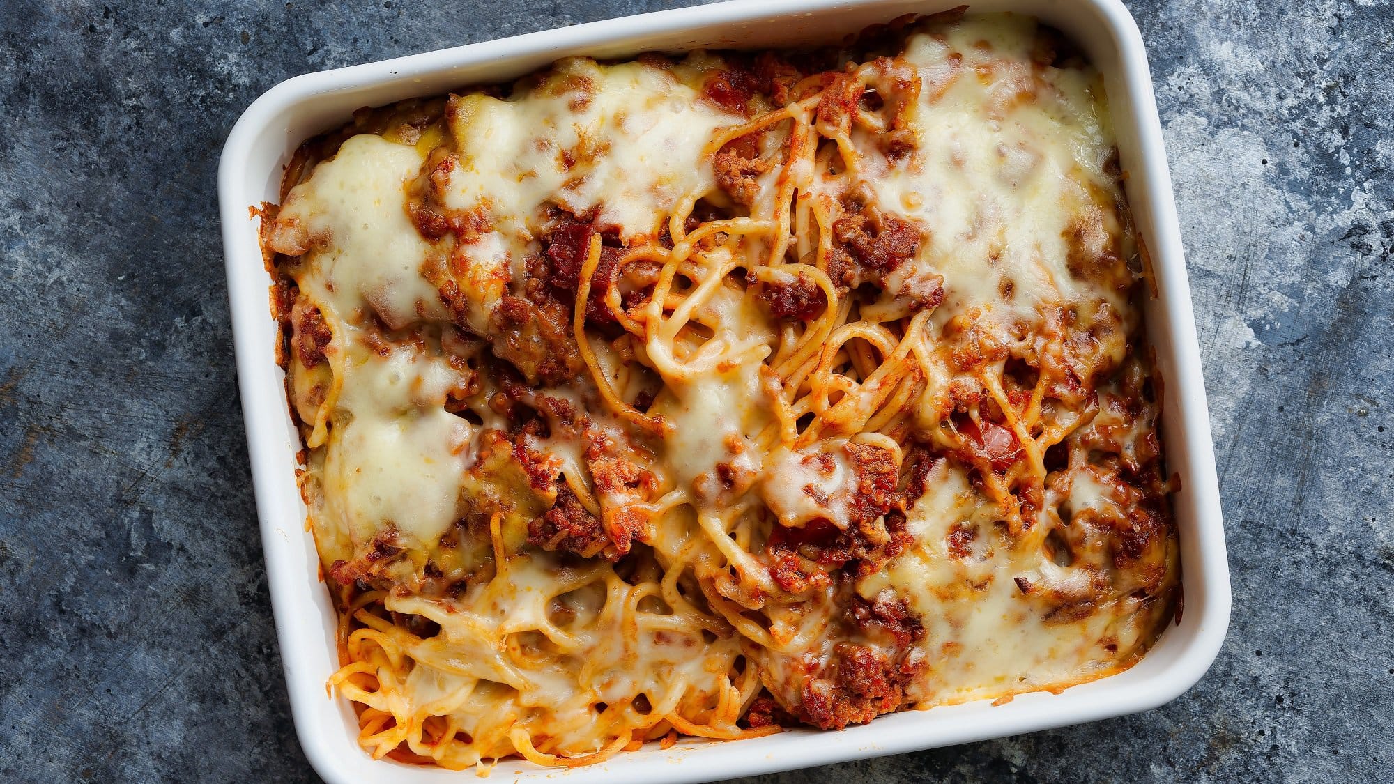Spaghetti Bolognese aus dem Ofen in einer Auflaufform in der Draufsicht.