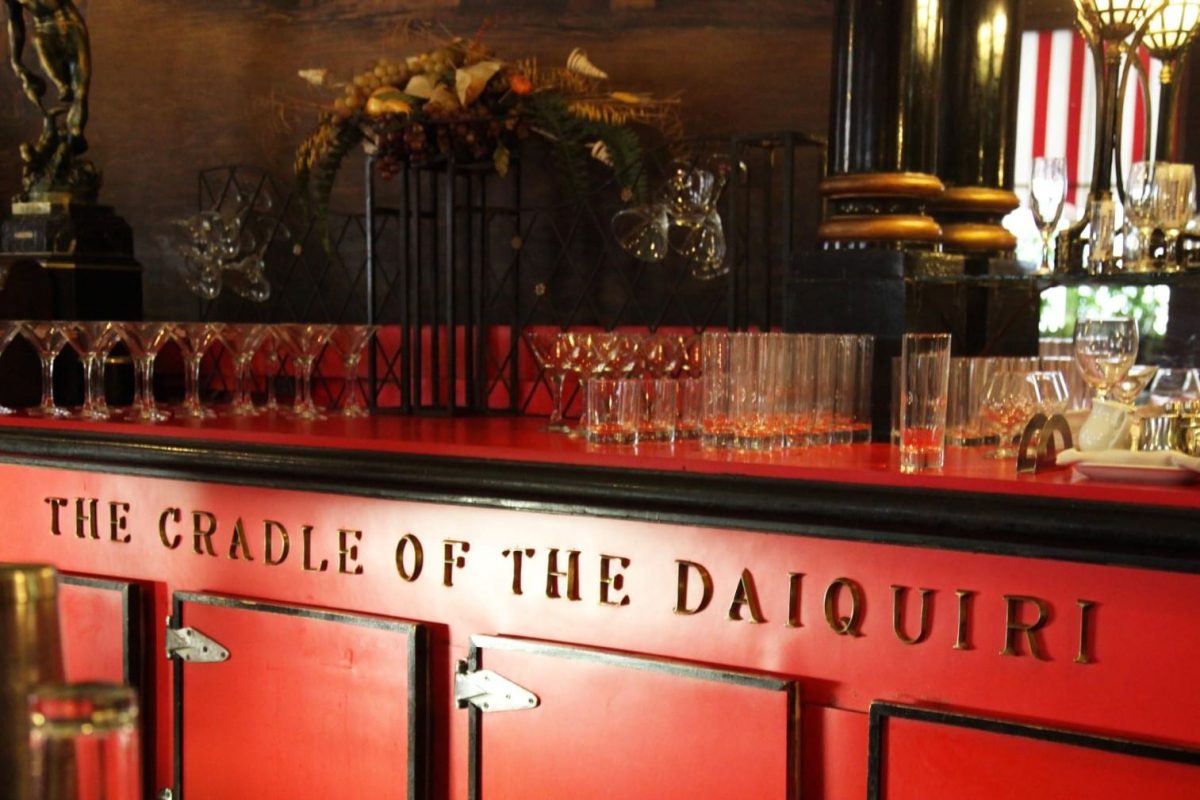 Woher hat der Daiquiri seinen Namen die Geschichte des Daiquiris Foto der Bar El Floridita in Havanna, Kuba. Frontalaufnahme.