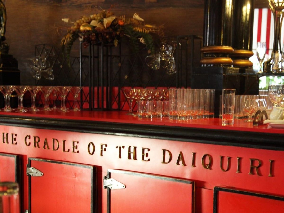 Woher hat der Daiquiri seinen Namen die Geschichte des Daiquiris Foto der Bar El Floridita in Havanna, Kuba. Frontalaufnahme.