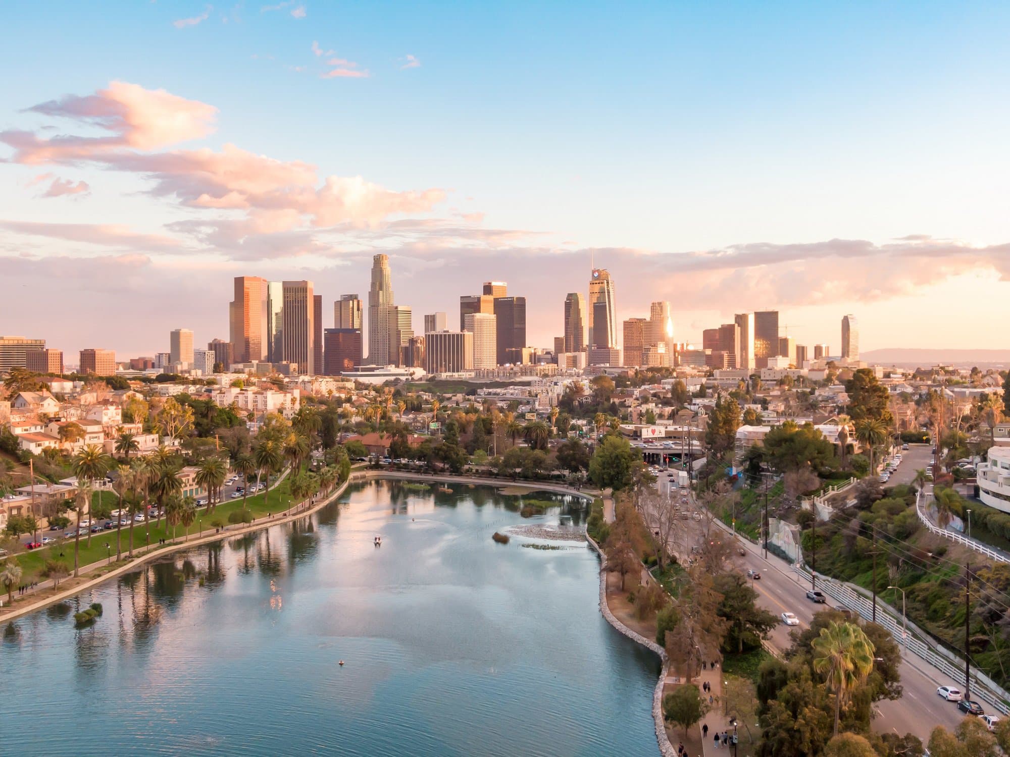 Vegane Städte: Blick auf Downtown L..A. Skyline bei untergehender Sonne.
