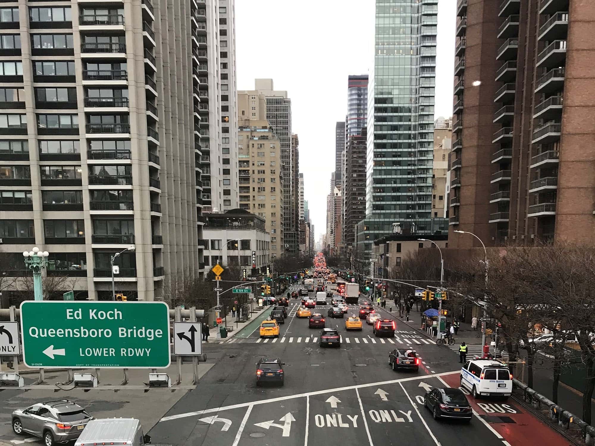 Vegane Städte: Blick auf Straßenzug in New York von der Roosevelt Tram, in der Straße viel Autoverkehr.