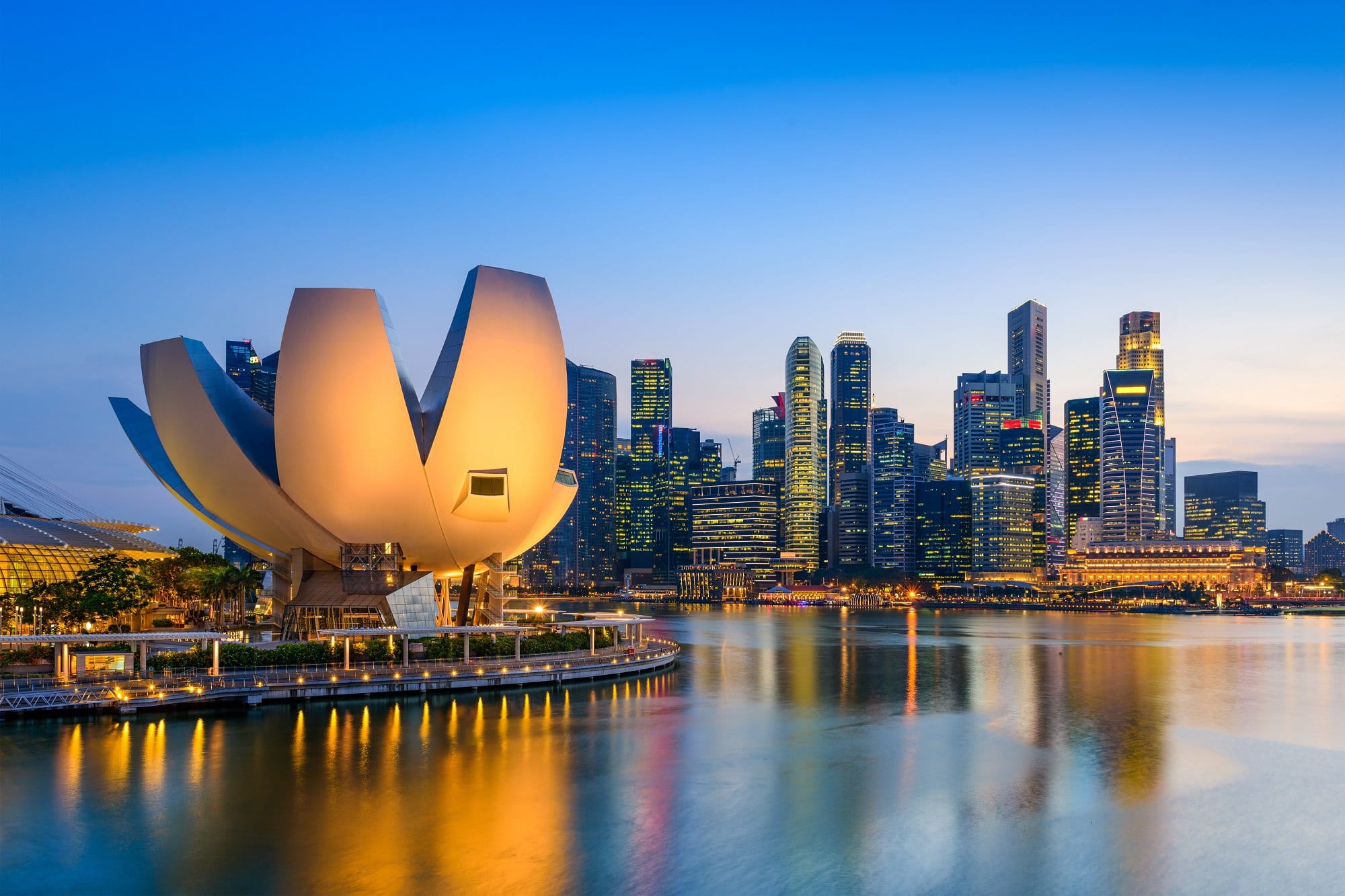 Vegane Städte: Blick auf Skyline von Singapur am Hafen mit  Art Science Museum im Vordergrund.