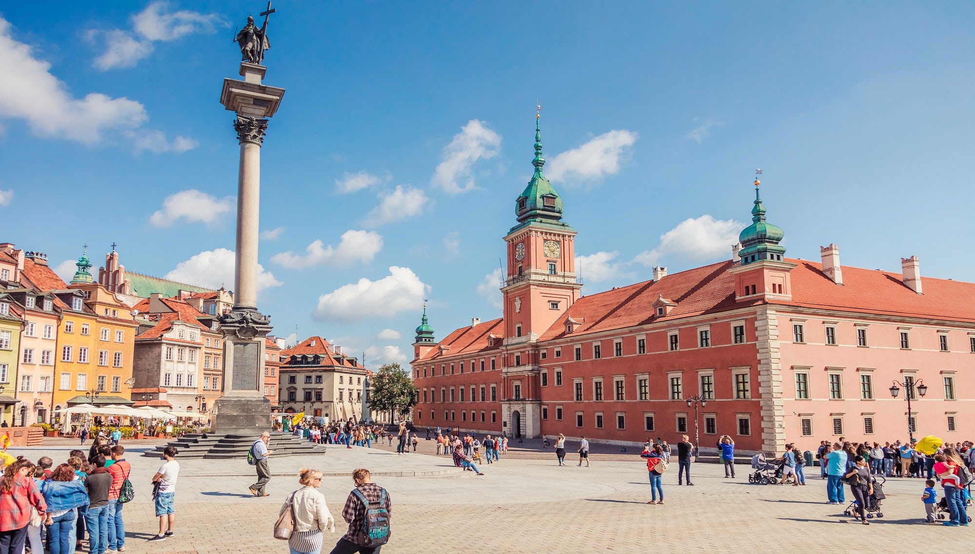 Vegane Städte: Der Schlossplatz von Warschau mit Touristen.