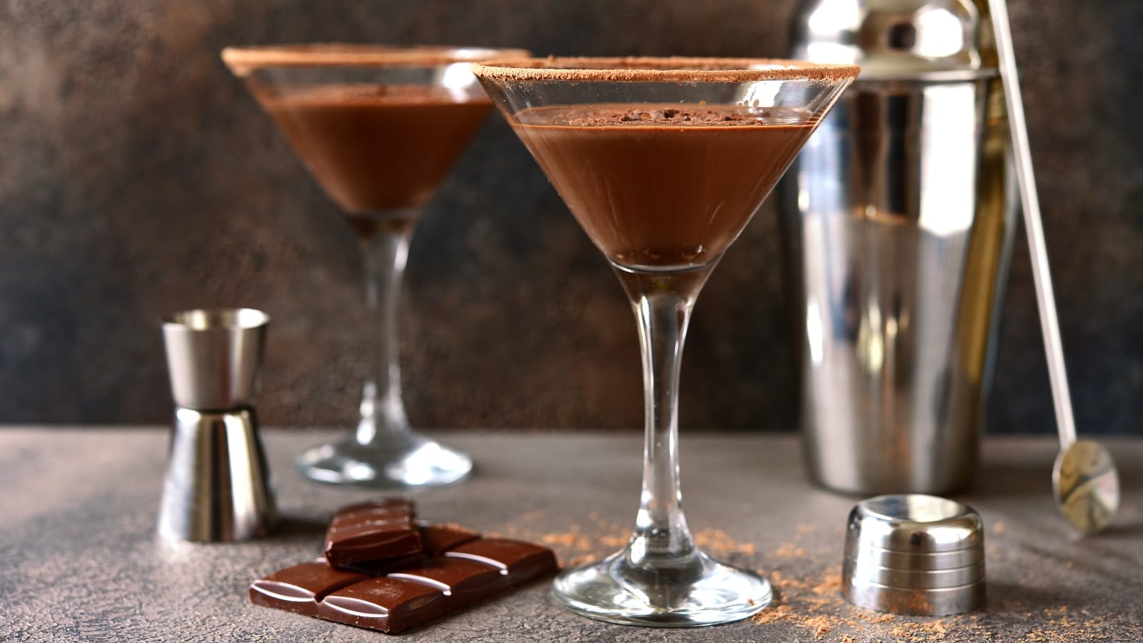 Zwei Gläser Schokoladen-Margarita neben einem Shaker.