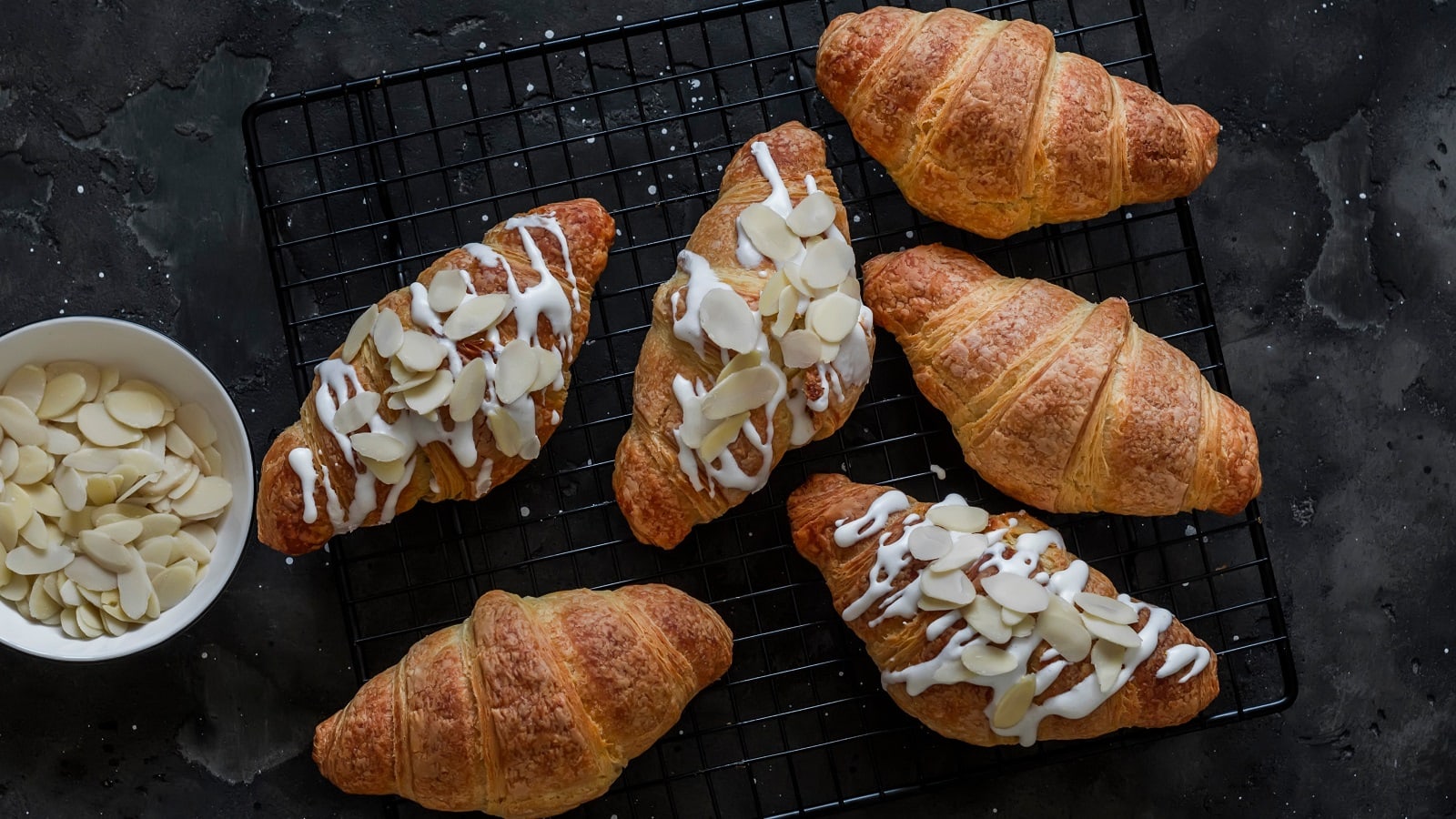 Fünf gefüllte Weiße-Schoki-Croissants auf einem dunklen Untergrund.