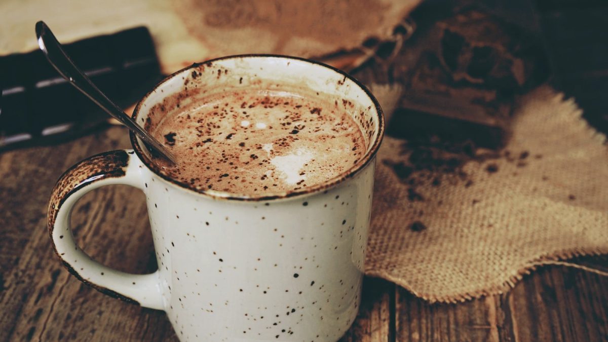 Eine Tasse heiße Milchmädchen-Schokolade auf einem Holztisch.