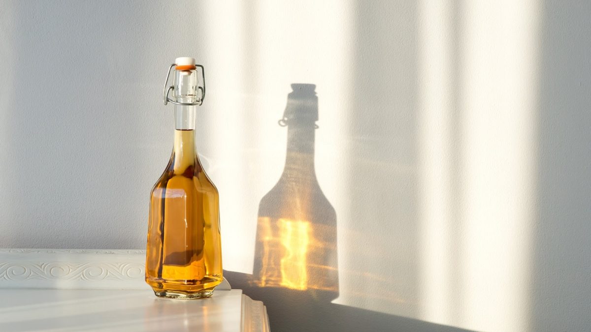 Eine Flasche Honiglikör auf einem weißen Tisch.