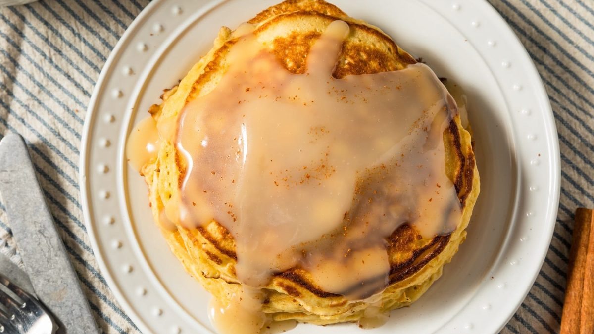 Ein Stapel Eierlikör-Pancakes auf einem weißen Teller.