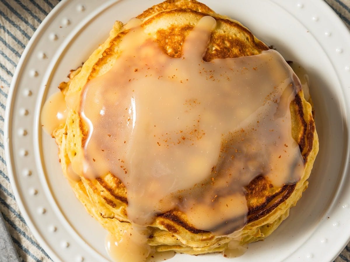 Ein Stapel Eierlikör-Pancakes auf einem weißen Teller.