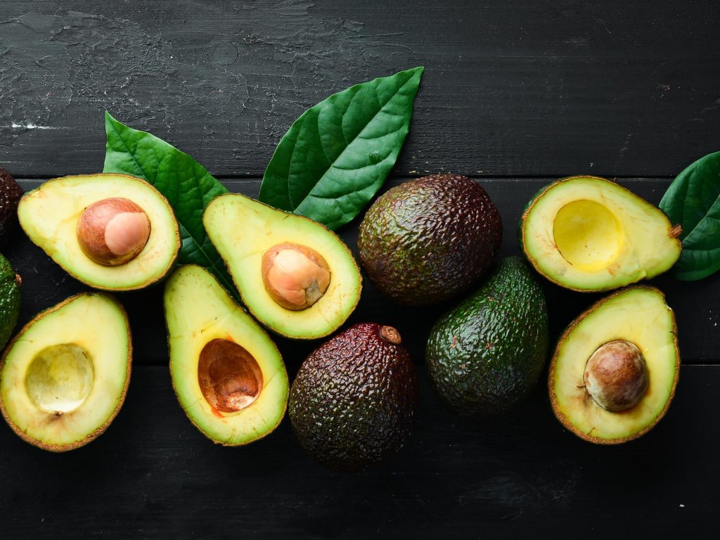 Avocado schneiden: Mit dieser Schritt-für-Schritt-Anleitung ist das ganz einfach