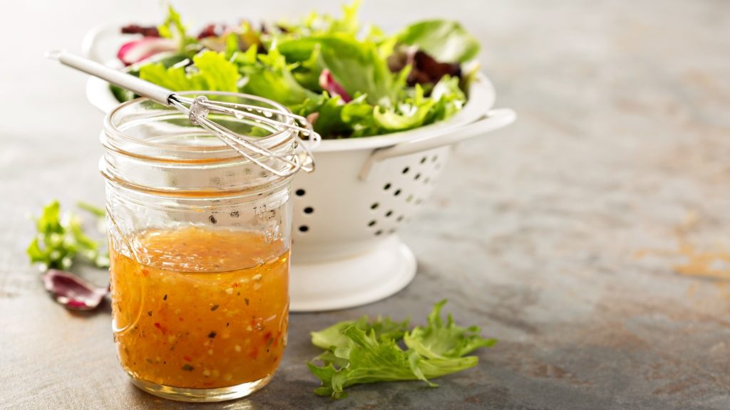 Salat anmachen: Die richtige Reihenfolge von Essig, Öl, Salz und Pfeffer