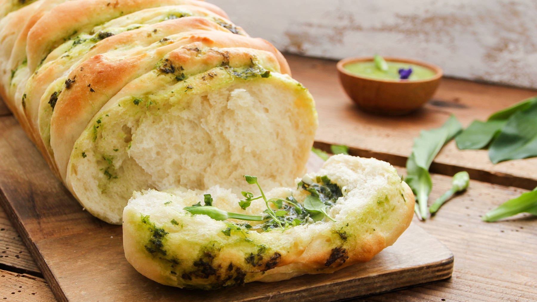 Passend zur Saison: Pull Apart Bread mit Bärlauchfrischkäse.