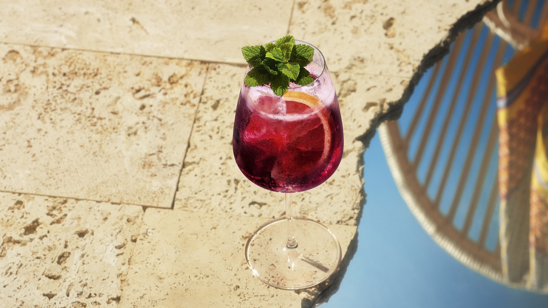 Glas mit alkoholfreien Martini Pomegranate.