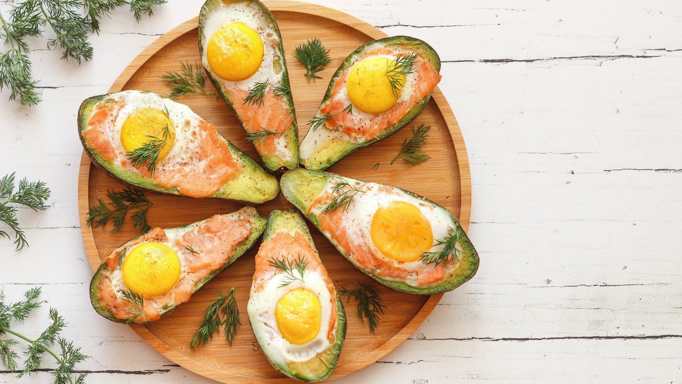 Avocado ripieno di salmone e uova: una ricetta per fitness e divertimento