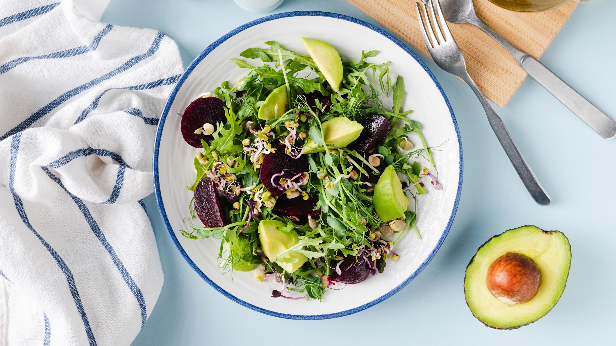 Salade van rode biet en avocado: een heerlijke voedzame kick